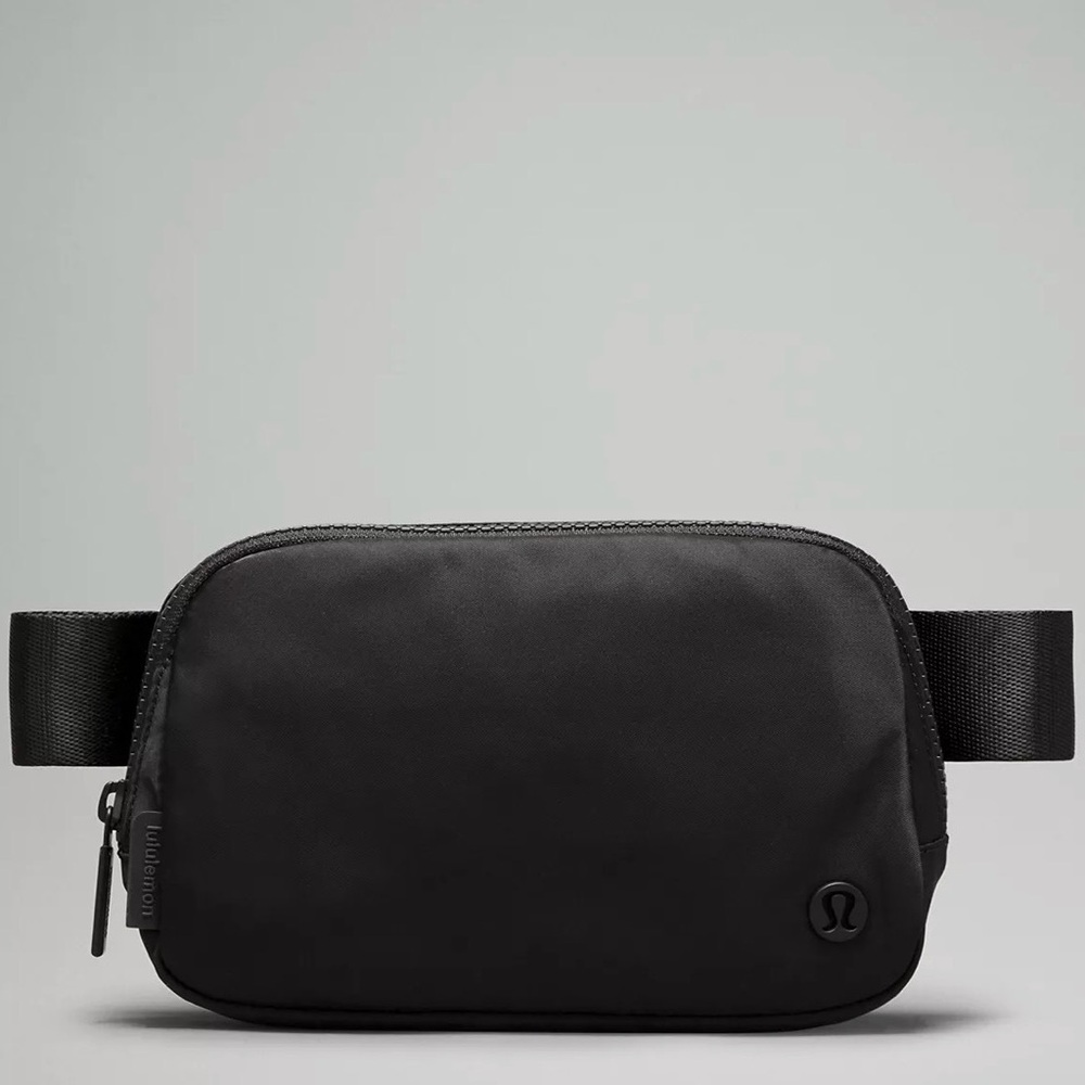 Lululemon everywhere belt bag in black